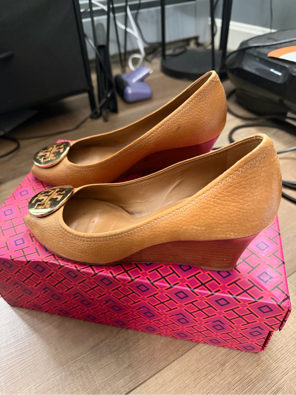 Tory Burch Royal Tan Leather Flats with Gold Logo Accent - Picture 3 of 5